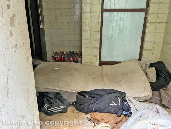 Viterbo - I bagni pubblici di piazza della Rocca trasformati in un bivacco permanente