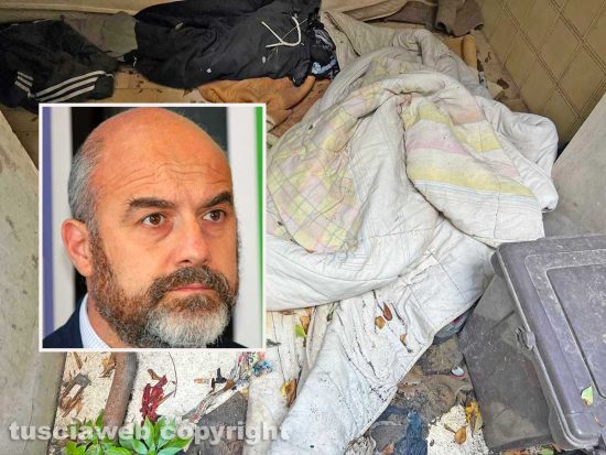Viterbo - I bagni pubblici di piazza della Rocca trasformati in un bivacco permanente - Nel riquadro l'assessore Stefano Floris