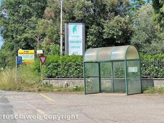 Viterbo - La fermata dei bus Francigena davanti al centro geriatrico