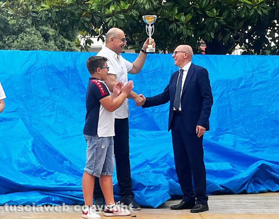 Celleno - Il sindaco Marco Bianchi premia Mauro Chiavarino al campionato dello sputo 2023