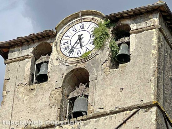 Viterbo - L'erba attorno all'orologio di piazza San Sisto