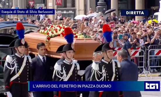 Milano - La salma di Silvio Berlusconi entra nel duomo