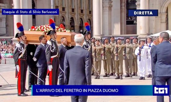 Milano - La salma di Silvio Berlusconi entra nel duomo