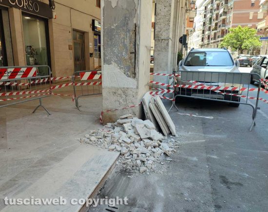 Civitavecchia - I detriti dopo la caduta del pezzo di cornicione