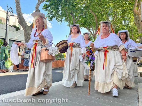 Bolsena - Il gruppo delle Lavandaie alla 25esima edizione della festa delle ortensie