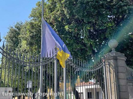 Pratogiardino Lucio Battisti - Bandiera sbrindella a mezz'asta