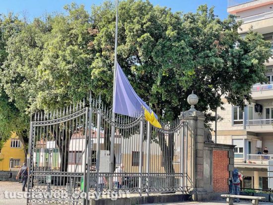 Pratogiardino Lucio Battisti - Bandiera sbrindella a mezz'asta