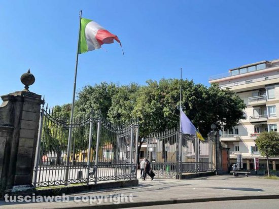 Pratogiardino Lucio Battisti - Bandiera sbrindella a mezz'asta