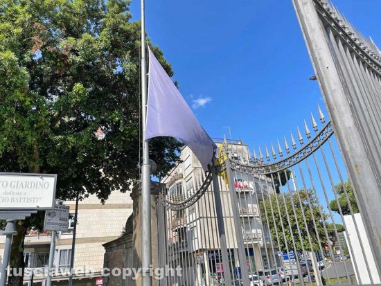Pratogiardino Lucio Battisti - Bandiera sbrindella a mezz'asta