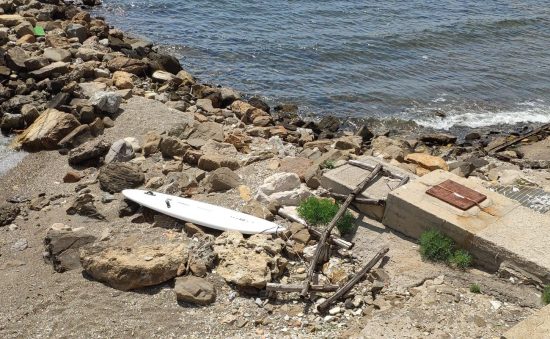 La tavola da surf abbandonata in mare