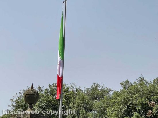 Viterbo - Pratogiardino Lucio Battisti - Sostituite le bandiere scolorite e sbrindellate