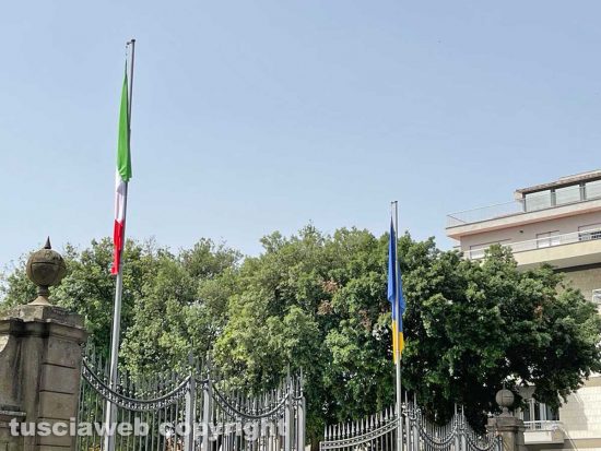 Viterbo - Pratogiardino Lucio Battisti - Sostituite le bandiere scolorite e sbrindellate