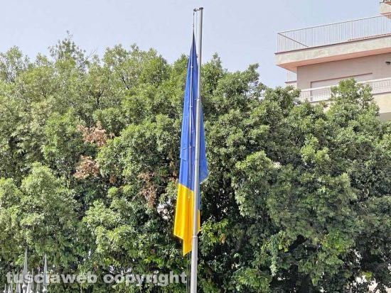 Viterbo - Pratogiardino Lucio Battisti - Sostituite le bandiere scolorite e sbrindellate