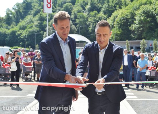 Capranica - Vincenzo Fazzi e il sindaco Pietro Nocchi all'inaugurazione del centro commerciale all'ex Mineral Neri