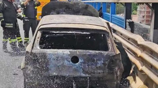 Napoli - Esplode auto in tangenziale, era un prototipo ibrido