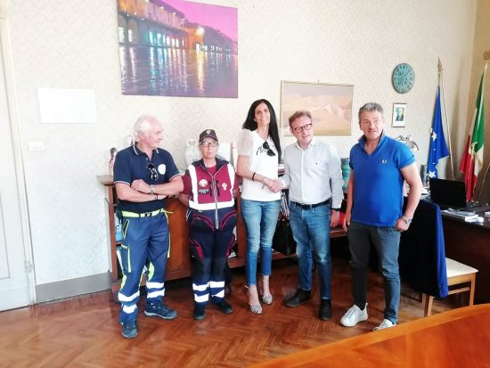 Faenza - L'assessore Deborah Zacchei, il consigliere Massimo Boschini, i volontari della protezione civile e del'Anps a Faenza per la consegna della raccolta per i cittadini colpiti dall'alluvione