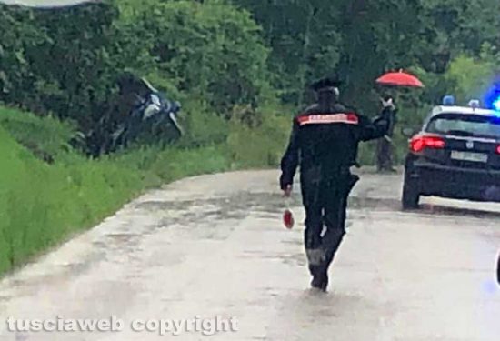 Corchiano - Auto va fuori strada e si cappotta