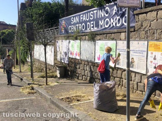 San Faustino - I membri del comitato di quartiere puliscono le strade 