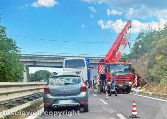 Tarquinia - Camion fuori strada sull'Aurelia
