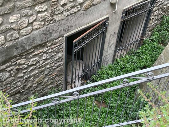 Viterbo - I bagni a piazza della Rocca trasformati in dormitorio pubblico