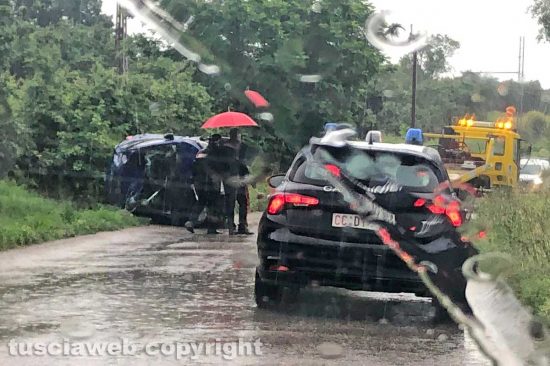 Corchiano - Auto va fuori strada e si cappotta