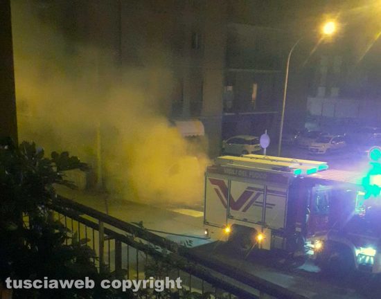 Viterbo - Botto e paura in via Dalmazia, in fiamme un furgone