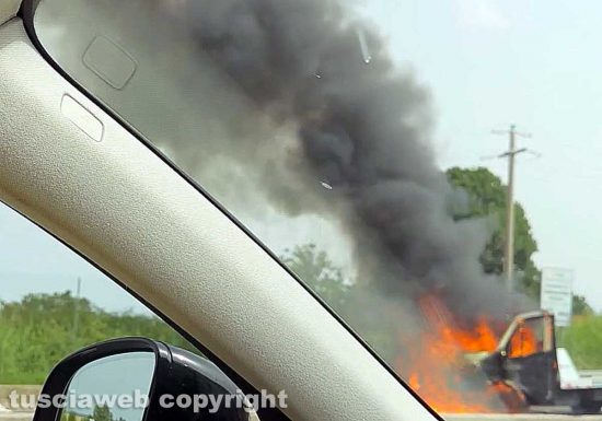 Viterbo - Furgone in fiamme sulla superstrada