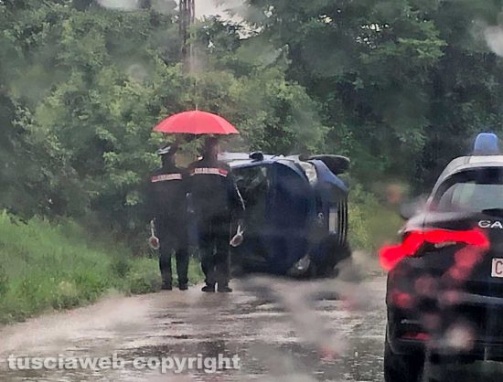 Corchiano - Auto va fuori strada e si cappotta