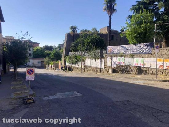 San Faustino - I membri del comitato di quartiere puliscono le strade 