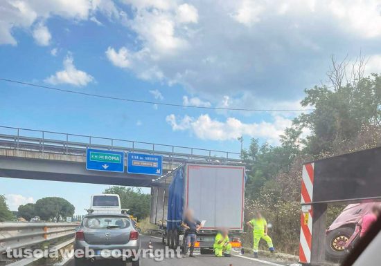 Tarquinia - Camion fuori strada sull'Aurelia