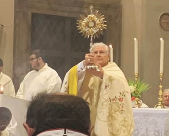 Viterbo - Il vescovo Francesco Orazio Piazza alla celebrazione del Corpus domini