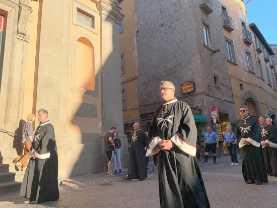 Viterbo - Una delegazione dei cavalieri di Malta alla celebrazione del Corpus domini