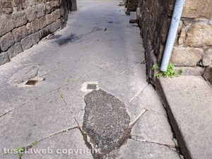 Viterbo - Rattoppi in via San Pellegrino