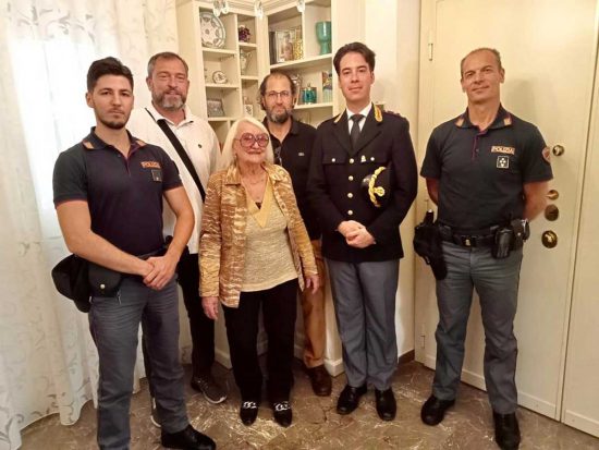 I poliziotti che hanno sventato la truffa con la signora 