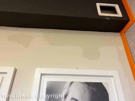 Viterbo - Infiltrazione d’acqua in biblioteca a viale Trento, intervengono i vigili del fuoco
