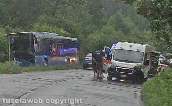Scontro violento autobus-auto sulla Cimina 
