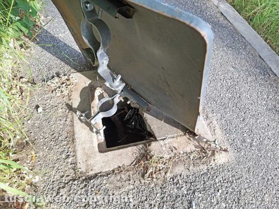Montefiascone - Il tombino rotto coperto dal cartello stradale