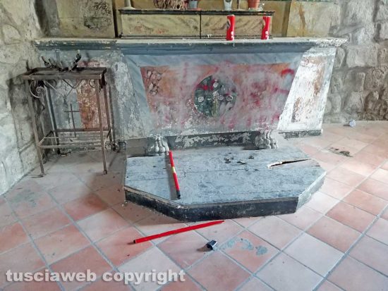 Montefiascone – Il degrado all’interno della chiesa della Madonna dell’Arco