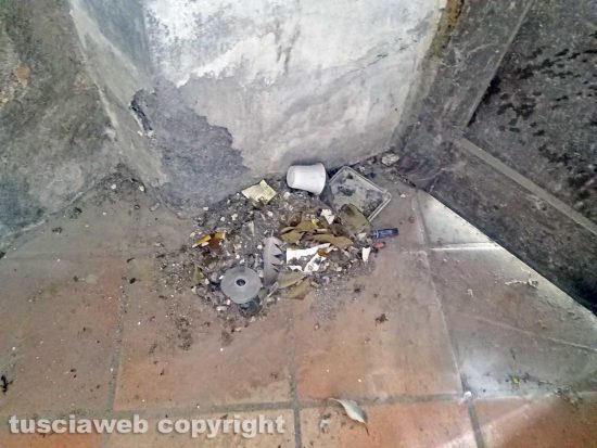 Montefiascone – Il degrado all’interno della chiesa della Madonna dell’Arco
