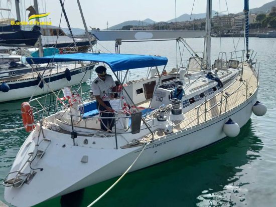 Guardia di finanza - Sequestrata imbarcazione