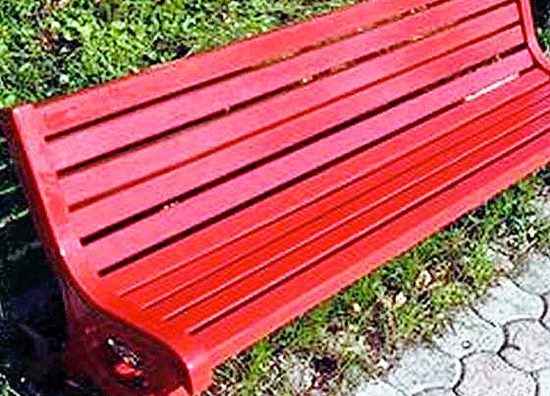 Una panchina rossa contro la violenza sulle donne