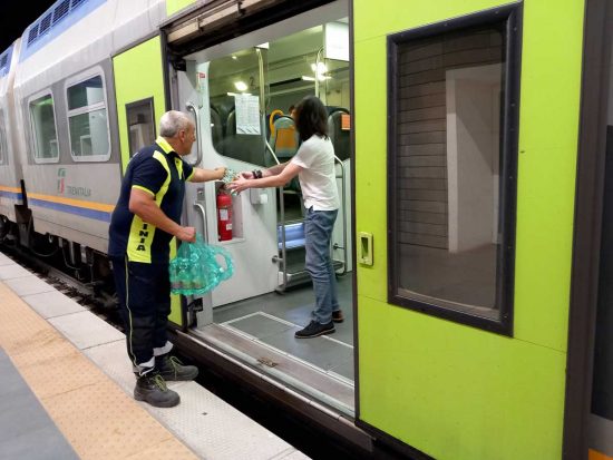 Ferrovia - Tarquinia - Disagi per i passeggeri bloccati ore sulla linea Roma-Pisa - Intervento della protezione civile