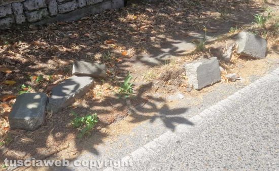 Viterbo - "Bombardati" i marciapiedi in via Santa Maria in Gradi