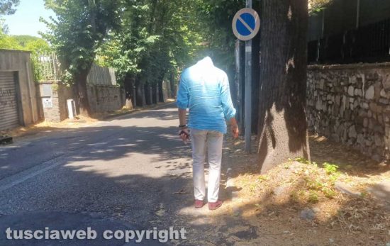 Viterbo - "Bombardati" i marciapiedi in via Santa Maria in Gradi