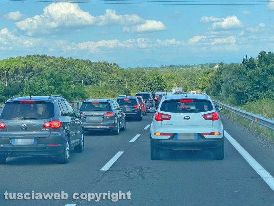 Viterbo - Roulotte si sgancia dall'auto sulla superstrada