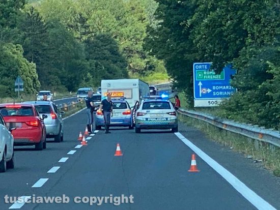 Viterbo - Roulotte si sgancia dall'auto sulla superstrada