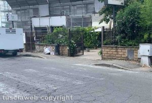 Viterbo - Via Rossini - Strada dissestata e strisce pedonali scolorite