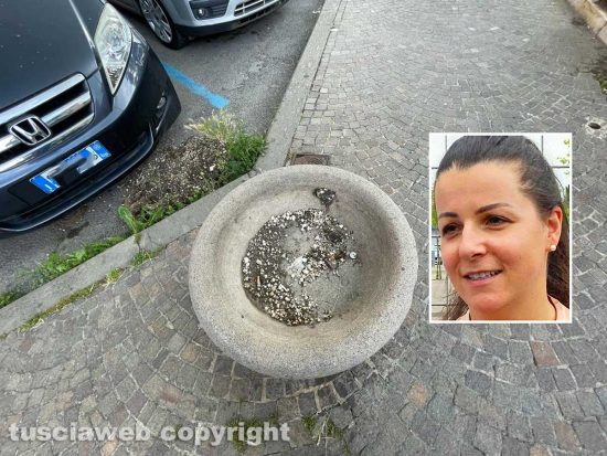 Viterbo - La civilissima tradizione delle fioriere con un po' di terriccio e immondizie varie - Nel riquadro: Chiara Frontini