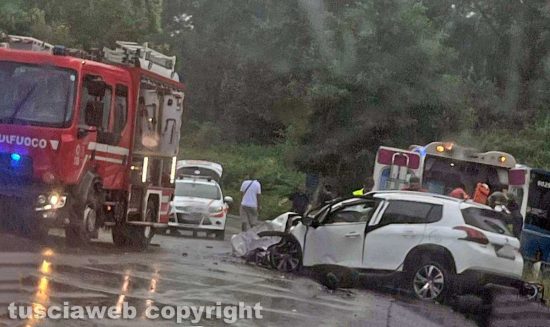 Scontro violento autobus-auto sulla Cimina 