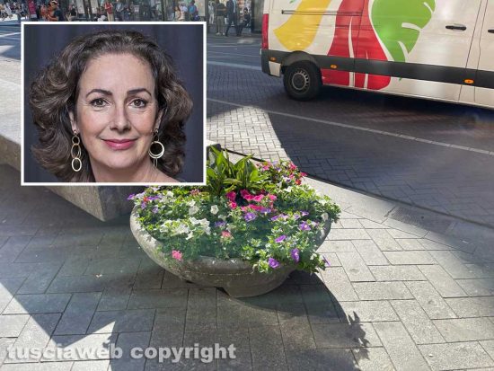 Amsterdam - La barbara tradizione olandese di mettere fiori nelle linde fioriere - Nel riquadro Femke Halsema sindaca di Amsterdam
